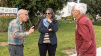 פנחס ולרשטיין, שי חרמש ואושרית סבאג בכפר עזה. ולרשטיין: "אנשים שיש לי איתם שיח ארוך שנים מתקשרים אלי בחרדה אמיתית על הזהות והאופי של מדינת ישראל. אני מבין את זה" (צילום: כדיה לוי)