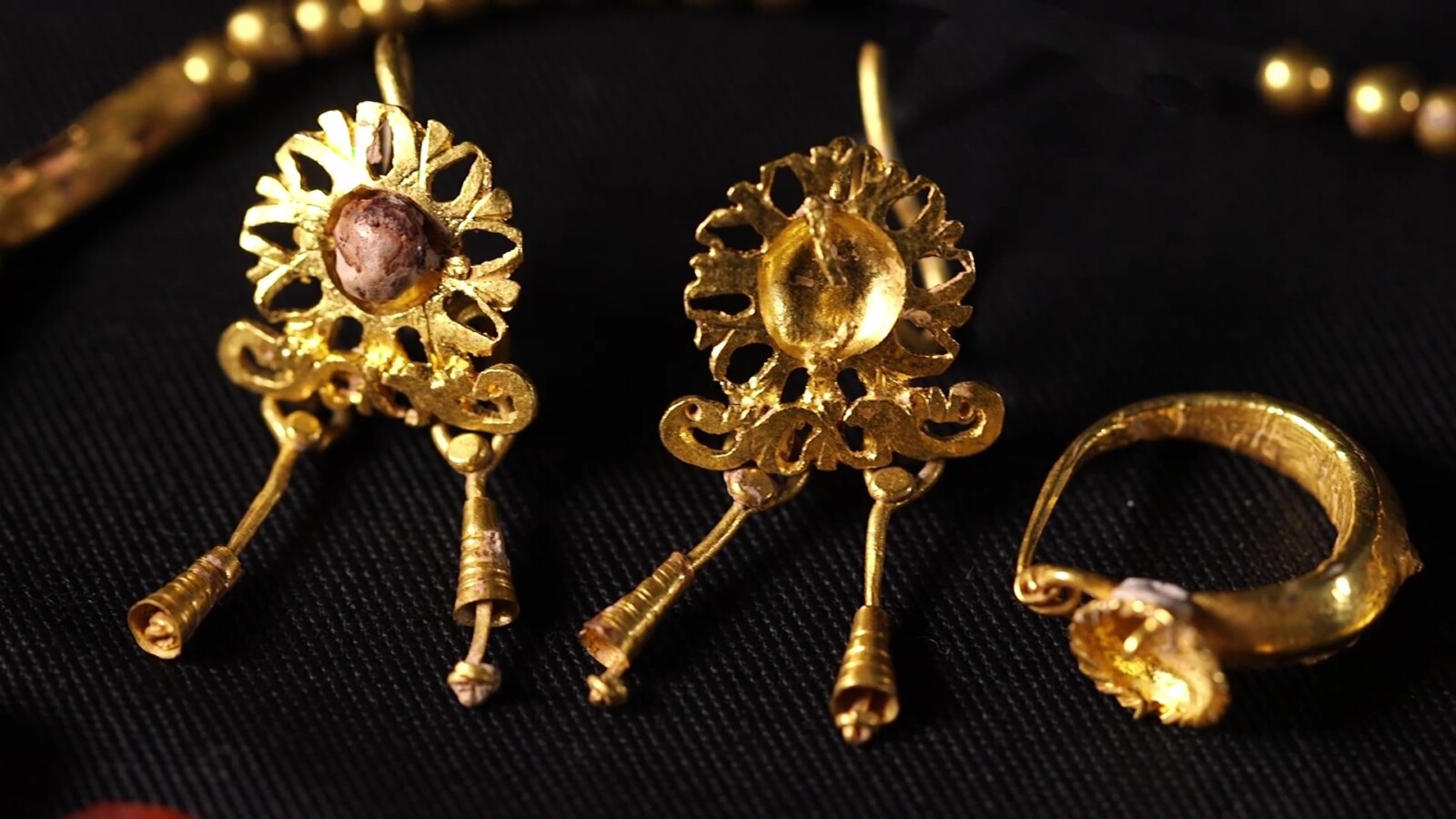 עגילי זהב (צילום: אמיל אלגם, רשות העתיקות)