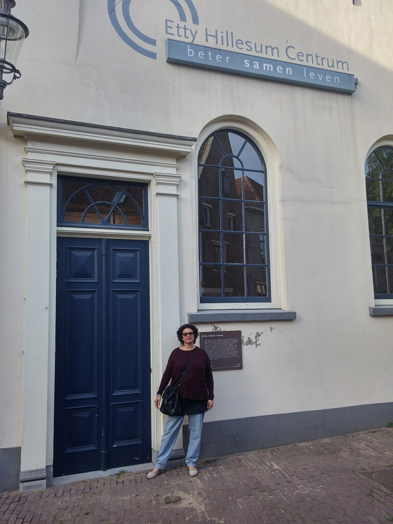 אופירה אוריאל בכניסה למרכז אתי הילסום. &quot;הכרתי הרבה מקומות מהיומן&quot; (צילום: אלבום פרטי)
