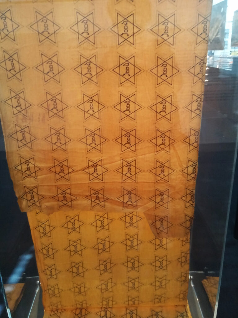 הבד שנגזרו ממנו הטלאים הצהובים, במוזיאון היהודי באמסטרדם (צילום: אופירה אוריאל)