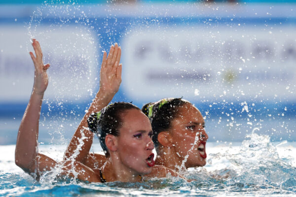 הדואט הישראלי בשחייה אמנותית שלי בובריצקי ואריאל נשיא באליפות אירופה. "עקפנו בנות שהן מדליסטיות אולימפיות" (צילום: REUTERS/Antonio Brunik)