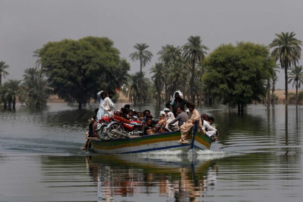 ניצולים הצפה בפקיסטין מחולצים בסירה (צילום:  Michael Tewelde/World Food Programme/Handout via REUTERS)