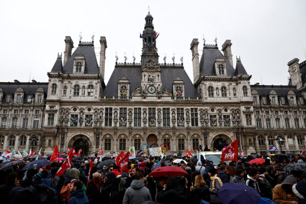 המוני מוחים מול בניין העירייה בפריז נגד העלאת גיל הפרישה (צילום: REUTERS/Stephane Mahe)