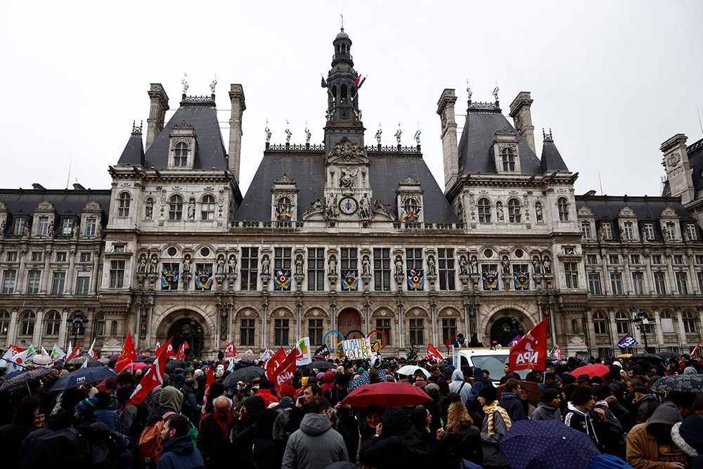 המוני מוחים מול בניין העירייה בפריז נגד העלאת גיל הפרישה (צילום: REUTERS/Stephane Mahe)