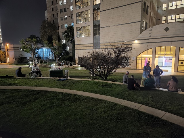 משפחות מוסלמיות בארוחות איפטאר, לצד משפחות יהודיות, בחצר בית החולים בילינסון בפתח תקווה (צילום: דפנה איזברוך)