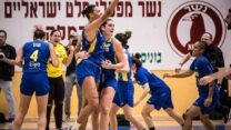 שחקניות מכבי בנות אשדוד חוגגות ניצחון במשחק הרביעי בסדרת גמר ליגת העל לנשים בכדורסל (צילום: עודד קרני, מנהלת ליגת העל לנשים בכדורסל)
