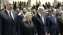 ראש הממשלה בנימין נתניהו לצד רעייתו שרה, נשיא המדינה יצחק הרצוג ורעייתו מיכל ויו״ר הכנסת אמיר אוחנה בטקס הזיכרון הממלכתי לחללי מערכות ישראל בהר הרצל בירושלים (צילום: שידור חי, לע״מ)