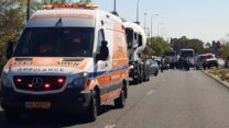 זירת פיגוע הדקירה סמוך לצומת צריפין (צילום: דוברות איחוד הצלה)
