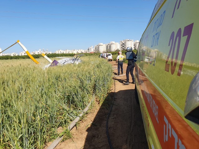 זירת התרסקות מסוק קל בשרון, סמוך לנתניה (צילום: דוברות מד״א) זירת התרסקות מסוק קל בשרון, סמוך לנתניה (צילום: דוברות מד״א)