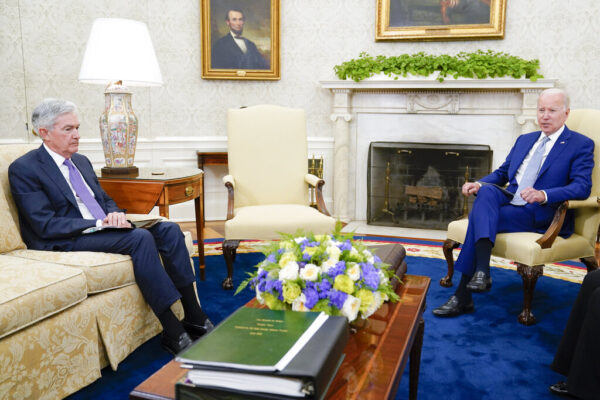 נשיא ארצות הברית ג'ו ביידן ונגיד הפדרל ריזרב ג'רום פאוול (צילום: AP Photo/Evan Vucci)