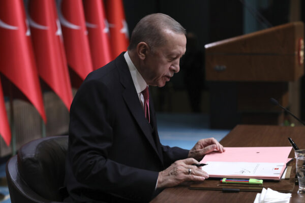 רג'יפ ארדואן מקריא את החלטתו המאמתת את תאריך הבחירות, מרץ 2023  (AP Photo/Burhan Ozbilici)