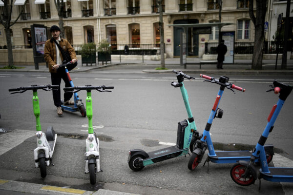 עמדה של קורקינטים חשמליים בפריז (צילום: AP Photo/Christophe Ena)