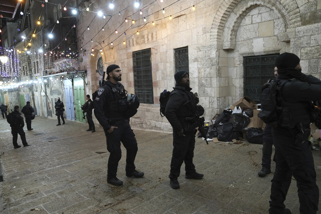 שוטרים בסמוך למסגד אל אקצה לאחר שצעיר ישראלי נורה למוות, לאחר שלטענת המשטרה ניסה לחטוף נשק משוטר (AP Photo/ Mahmoud Illean)