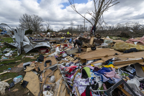 הרס בסאליבן, אינדיאנה (צילום: AP Photo/Doug McSchooler)