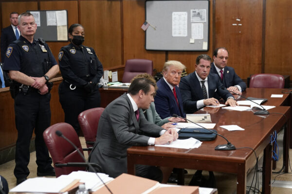 נשיא ארה"ב לשעבר דונלד טראמפ באולם בית המשפט במנהטן, בו מוקראים בפניו לראשונה האישומים נגדו (צילום: AP Photo/Seth Wenig, Pool)