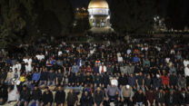 מאות מוסלמים מתפללים את תפילת ה'תראוויח' שנאמרת בלילות חודש הרמדאן, סמוך למסגד אל אקצה בירושלים (AP Photo/Mahmoud Illean)