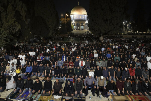 מאות מוסלמים מתפללים את תפילת ה'תראוויח' שנאמרת בלילות חודש הרמדאן, סמוך למסגד אל אקצה בירושלים (AP Photo/Mahmoud Illean)