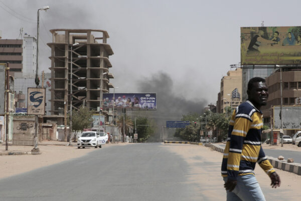 עשן מיתמר בח'רטום, בירת סודאן (צילום: AP Photo/Marwan Ali)