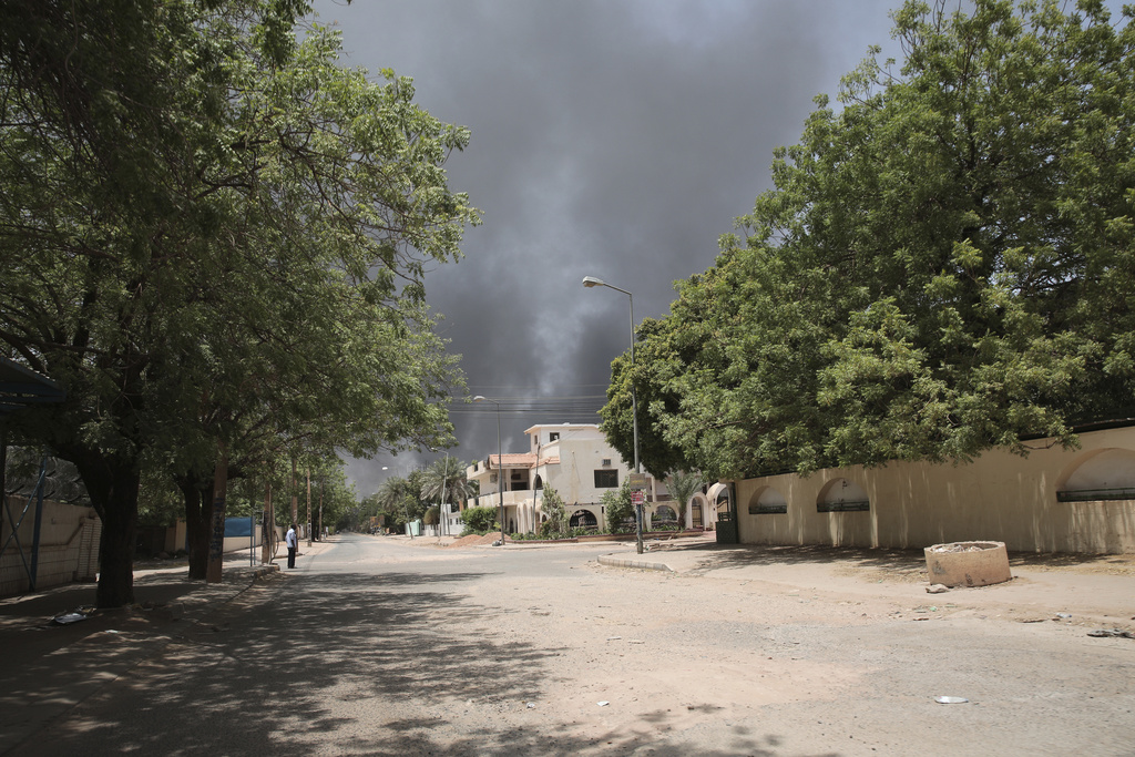עשן מיתמר בשכונה בחרטום, סודאן (צילום: מרוואן עלי, AP)
