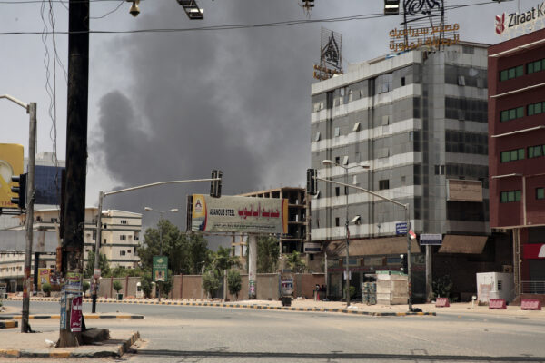 עשן מיתמר בשכונה בחרטום, סודן (צילום: מרוואן עלי, AP)