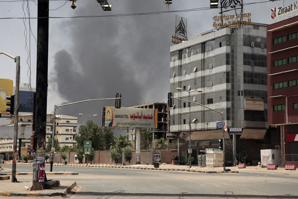 עשן מיתמר בשכונה בחרטום, סודן (צילום: מרוואן עלי, AP)