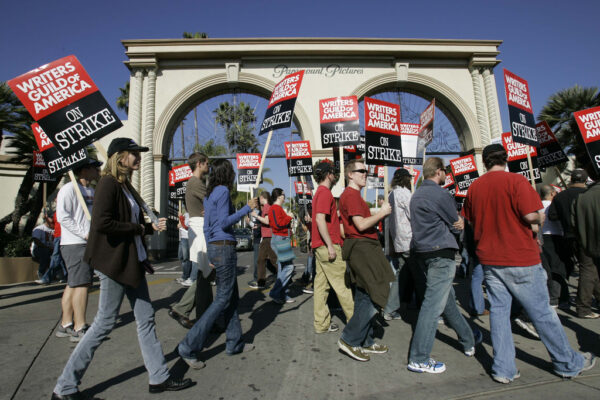 תסריטאים מפגינים מול אולפני פרמונט בהוליווד (צילום: AP Photo)