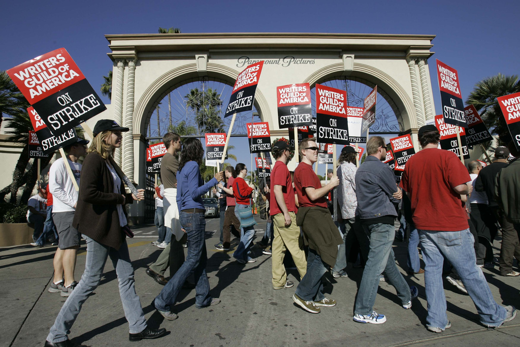 תסריטאים מפגינים מול אולפני פרמונט בהוליווד (צילום ארכיון: AP Photo)