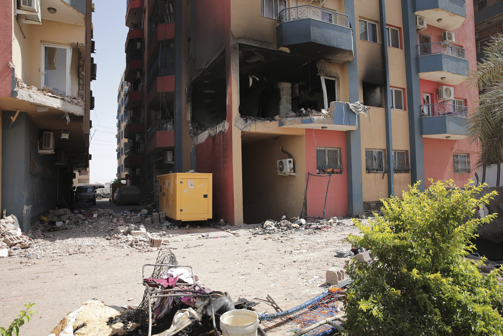 הרס בבניין מגורים בח'רטום, בירת סודאן (צילום: AP Photo/Marwan Ali)