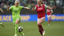 קתרין הנדריך מוולפסבורג מול פרידה מאנום מארסנל בחצי גמר ליגת האלופות לנשים בכדורגל (צילום: AP/Martin Meissner)