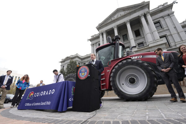 מושל קולורדו, ג'ארד פוליס חותם על חוק הזכות לתקן ציוד חקלאי (צילום: AP Photo/David Zalubowski)