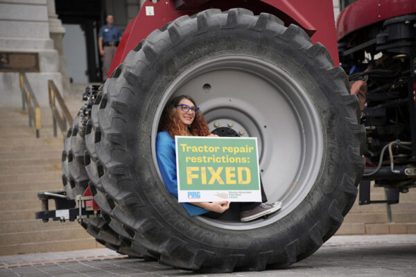 מעמד החתימה על חוק הזכות לתקן ציוד חקלאי בקולורדו (צילום: AP Photo/David Zalubowski)