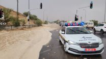כוחות משטרה מכווינים את התנועה בכביש שהוצף ביהודה ושומרון (צילום: דוברות המשטרה)