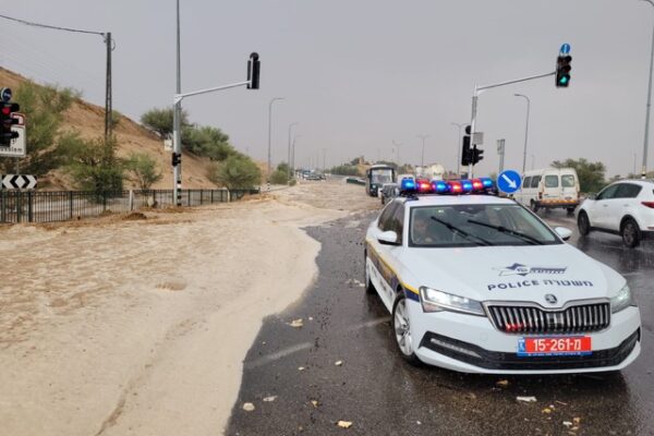 כוחות משטרה מכווינים את התנועה בכביש שהוצף ביהודה ושומרון (צילום: דוברות המשטרה)