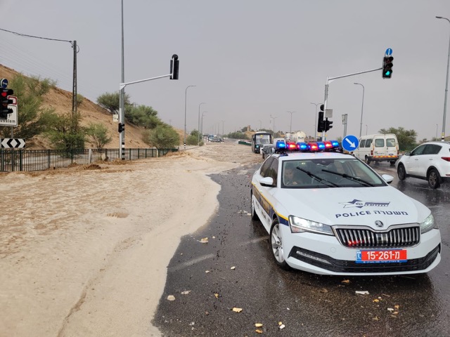 כוחות משטרה מכווינים את התנועה בכביש שהוצף ביהודה ושומרון (צילום: דוברות המשטרה)