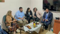 שר הבריאות משה ארבל, וחברות הכנסת עאידה תומא-סלימאן ונעמה לזימי בביקור במרפאת ״מזור״ שסגירתה לא תצא לפועל (צילום: דוברות משרד הבריאות)