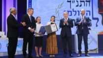 אמונה כהן (שמלה חומה במרכז התמונה) זוכת פרס חידון התנ״ך העולמי (צילום: משרד החינוך)