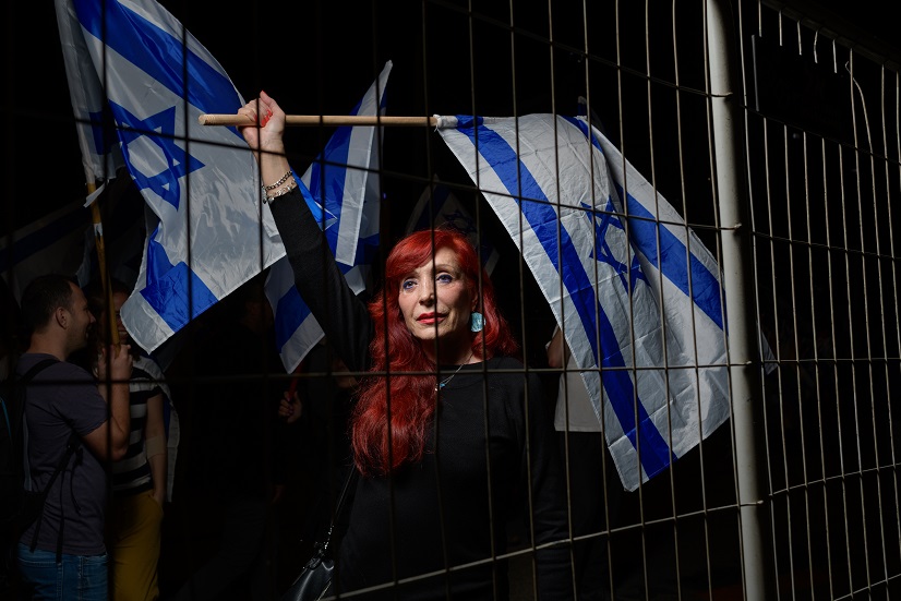 מפגינה נגד הרפורמה המשפטית, בהפגנה ברחוב קפלן בתל אביב (צילום: יונתן בלום)
