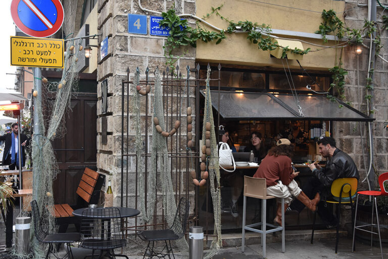 בית קפה ליד פינת רחוב הורקנוס. מונטרסקו: &quot;מתפתחת פה תרבות למעמד הצרכני&quot; (צילום: הדס יום טוב)