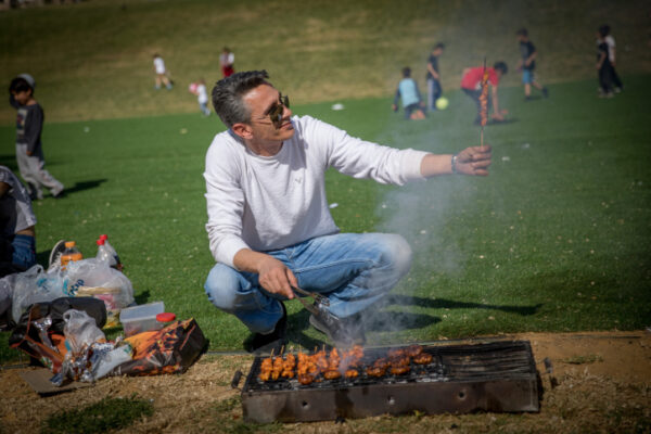ישראלי מכין בשר על האש (צילום אילוסטרציה: יונתן זינדל/פלאש90)