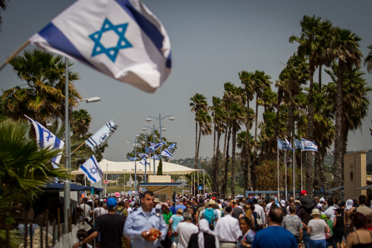 ישראלים במהלך יום העצמאות (צילום: מאיר וקנין/ פלאש90)