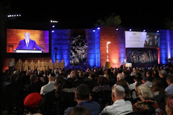 ראש הממשלה בנימין נתניהו נואם בטקס יום הזיכרון לשואה ולגבורה במוזיאון יד ושם (צילום: נועם רבקין פנטון/פלאש90)