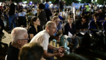 אורי בנקי במעגל שיח של האסיפה הישראלית בכיכר רבין בתל אביב, 2019 (צילום ארכיון: תומר נויברג / פלאש 90)