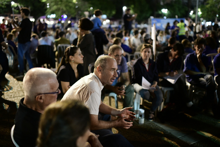 אורי בנקי במעגל שיח של האסיפה הישראלית בכיכר רבין בתל אביב, 2019 (צילום ארכיון: תומר נויברג / פלאש 90)