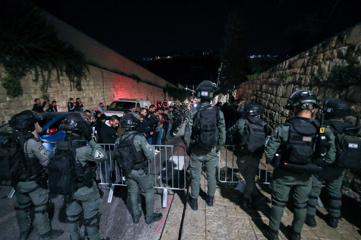 עימותים בין כוחות הביטחון למתפללים מוסלמים מתפללים מחוץ לשער האריות בעיר העתיקה בירושלים (צילום: ג'מאל עוואד/פלאש90)
