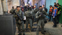 שוטרי משמר הגבול בעיר העתיקה בירושלים, במהלך עימותים עם מתפללים במסגד אל אקצה (צילום: ג'מאל עוואד, פלאש 90)