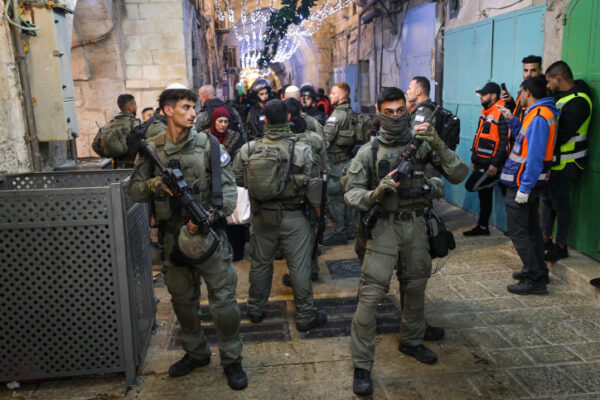 שוטרי משמר הגבול בעיר העתיקה בירושלים, במהלך עימותים עם מתפללים במסגד אל אקצה (צילום: ג'מאל עוואד, פלאש 90)