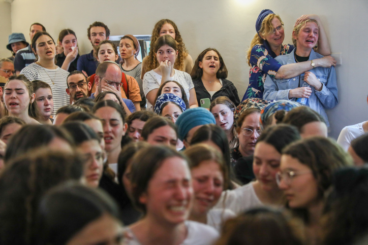 הלוויית מאיה ורינה די. תלמידות י"א-י"ב מהמדרשייה הגיעו (צילום: נעם רבקין/פלאש 90)