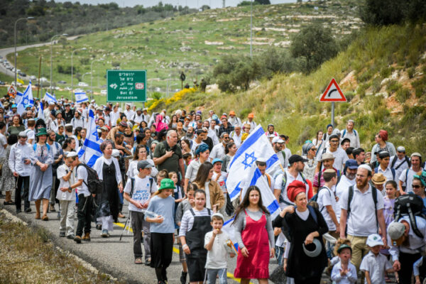 אלפים צועדים למאחז אביתר במהלך חג הפסח (צילום: שריה דיאמנט/פלאש90)