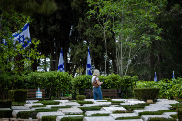 החלקה הצבאית בבית העלמין בהר הרצל, לקראת יום הזיכרון תשפ"ג (צילום: יונתן זינדל / פלאש 90)
