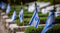 דגלים על קברי חללי צה"ל בחלקה הצבאית בבית העלמין בהר הרצל (צילום: יונתן זינדל/פלאש90)
